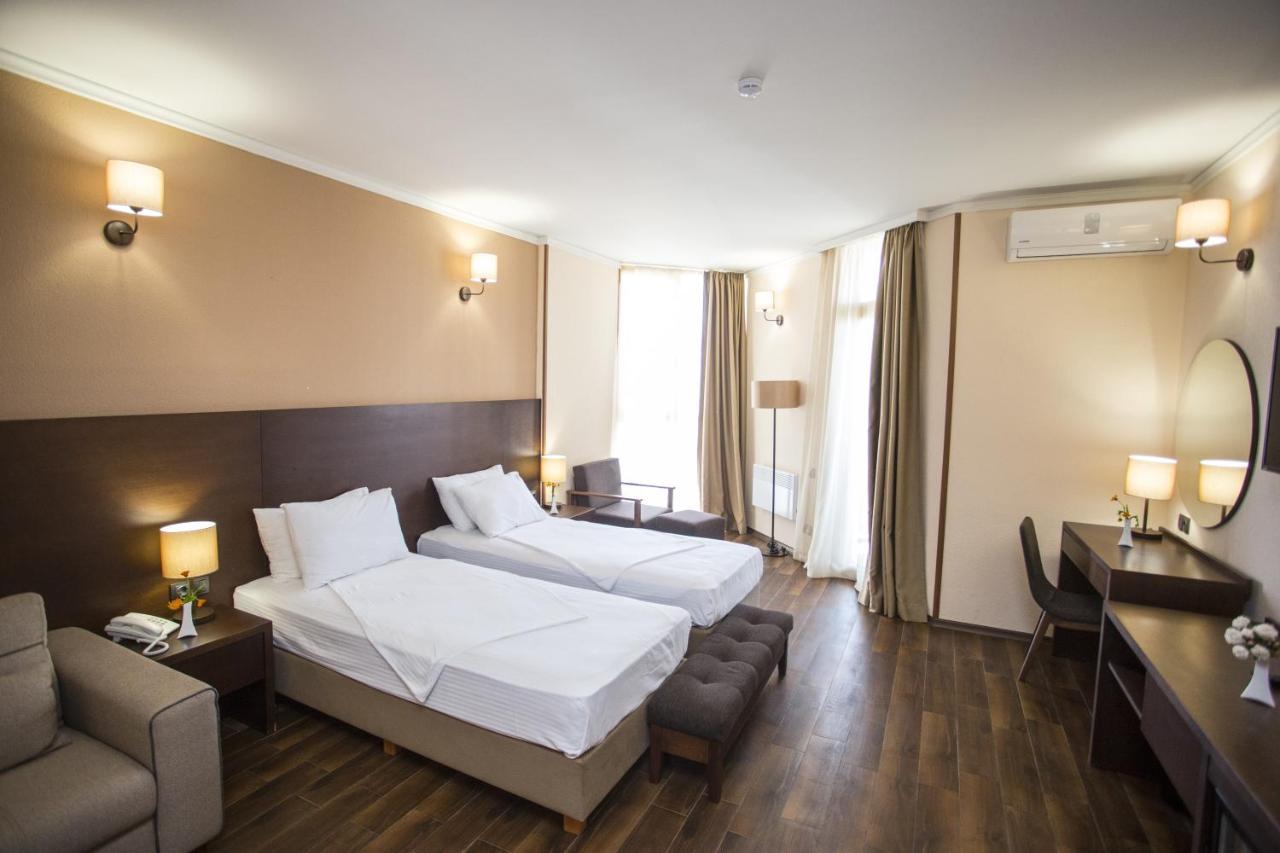 Hotel Corner Inn Batumi Exterior foto