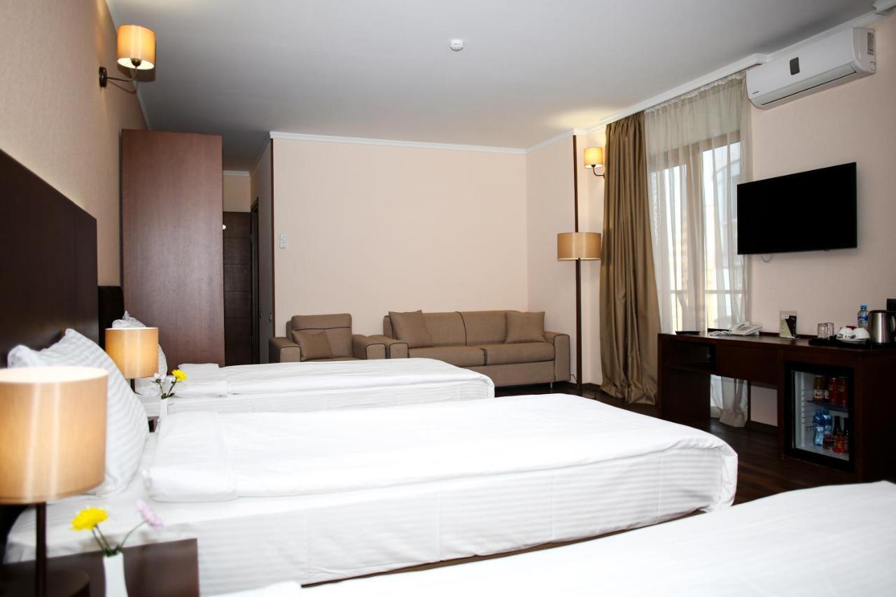 Hotel Corner Inn Batumi Exterior foto