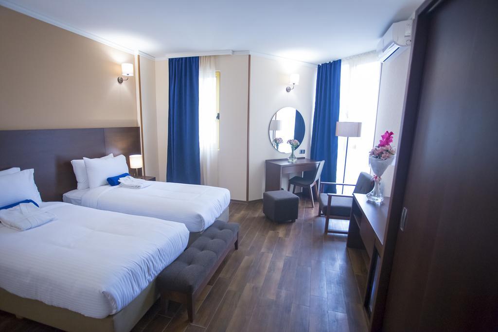 Hotel Corner Inn Batumi Exterior foto